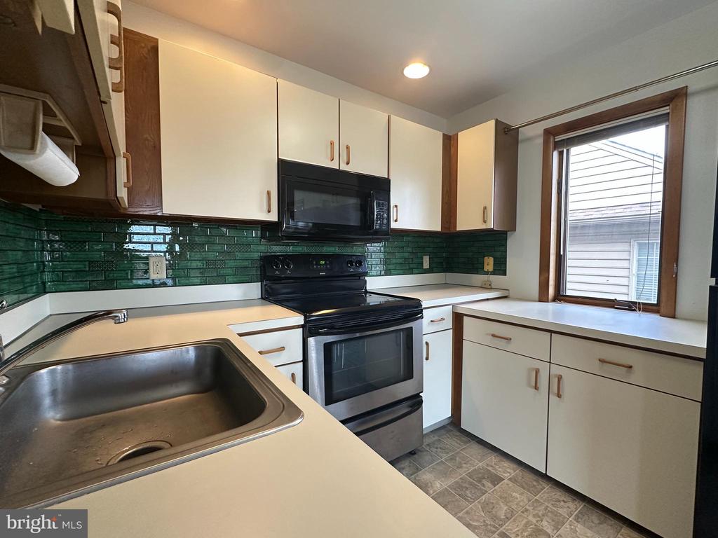 1306 RIVERVIEW AVENUE 7