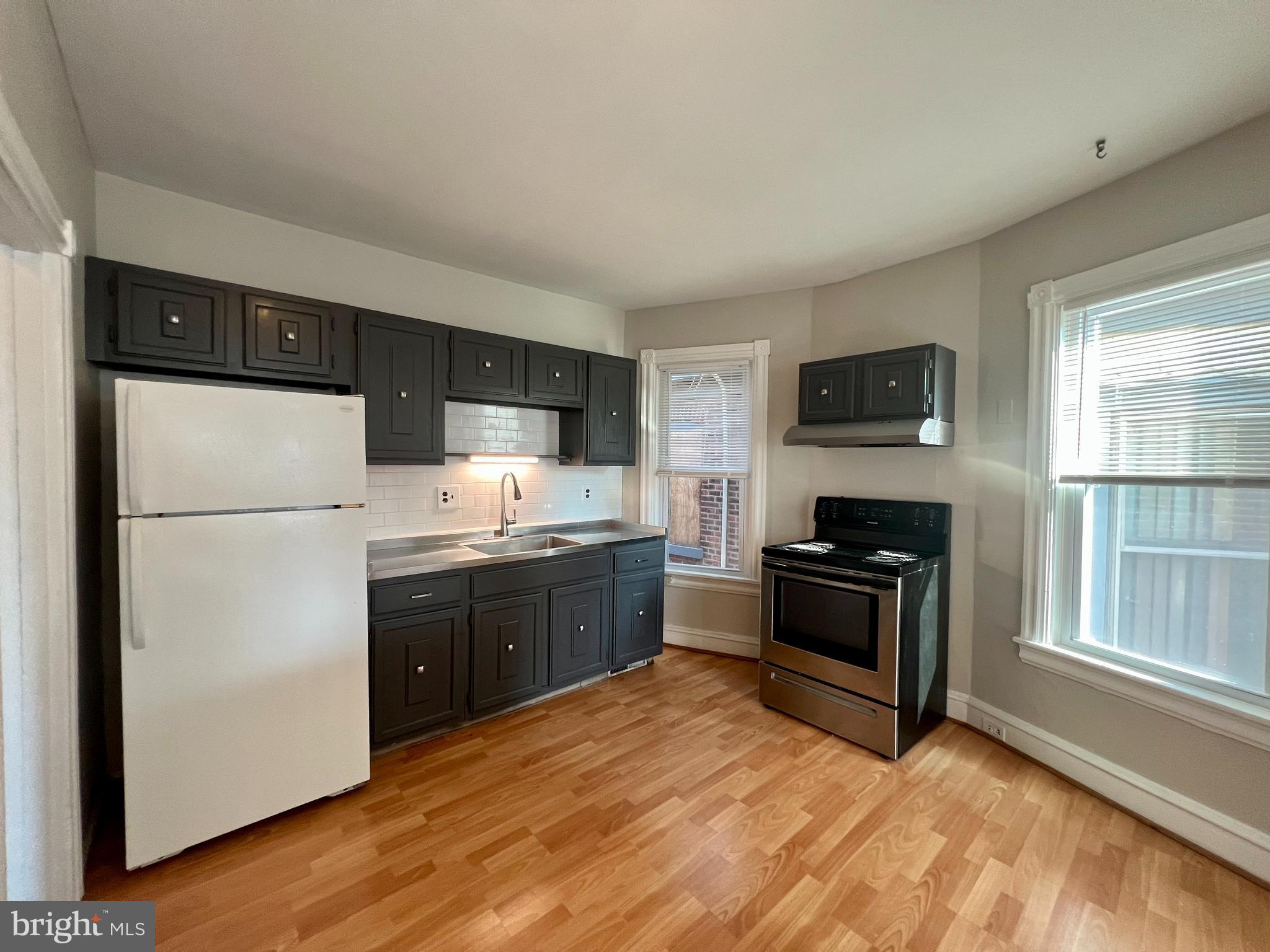 1323 N DUPONT STREET B