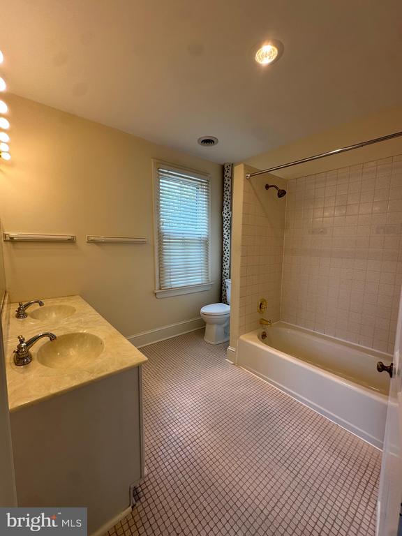 2401 W 18TH STREET