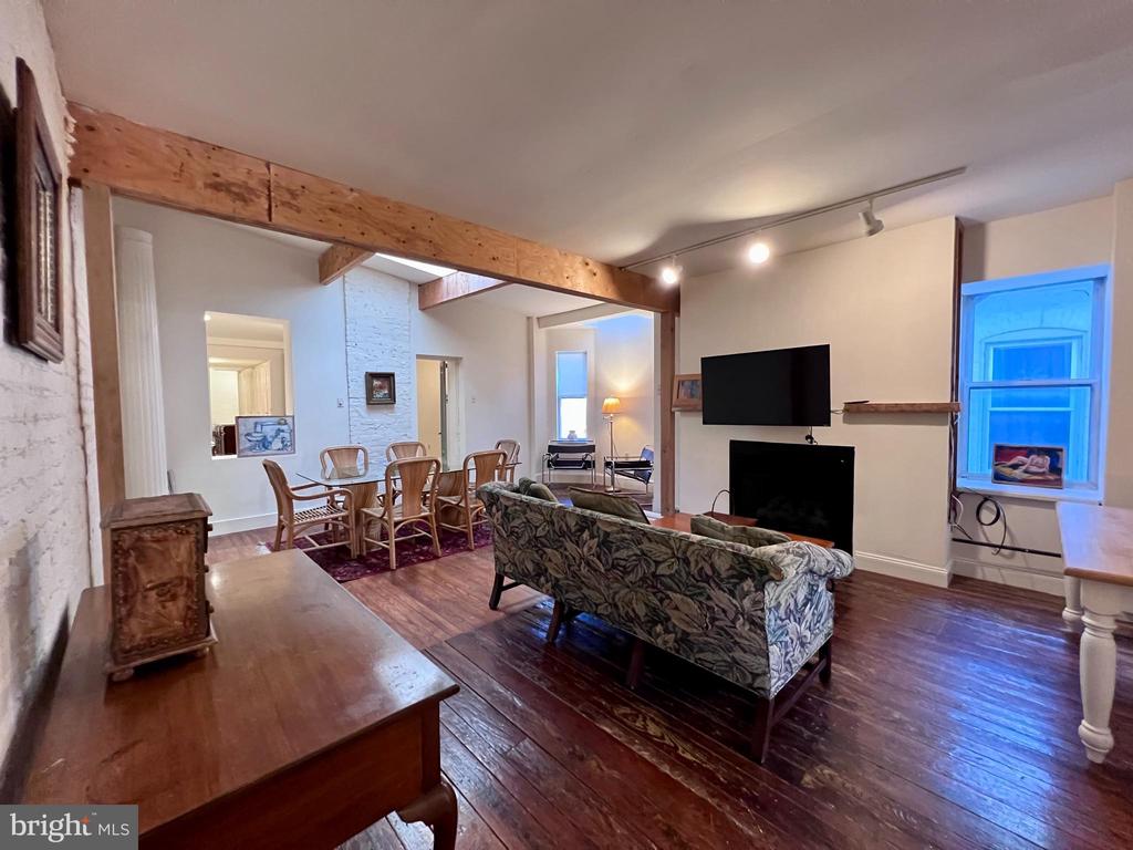 819 N JACKSON STREET 2
