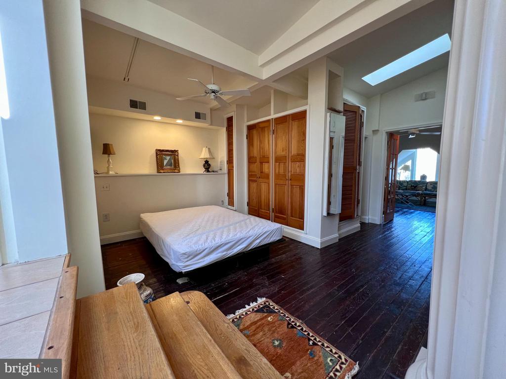 819 N JACKSON STREET 2
