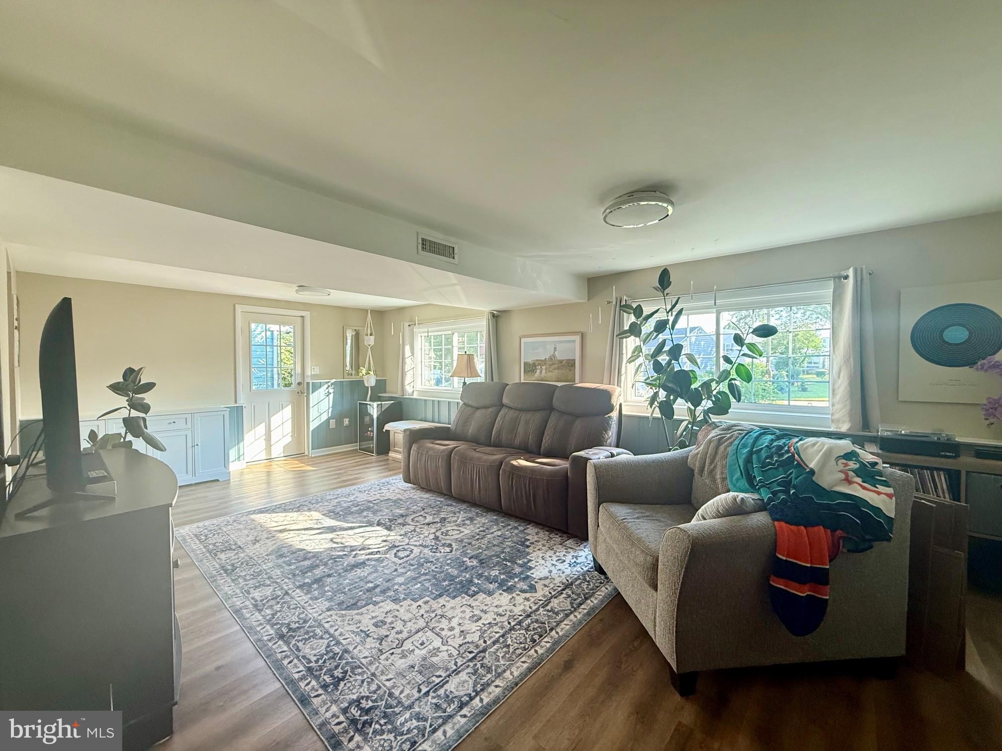 1335 GREENLEAF ROAD