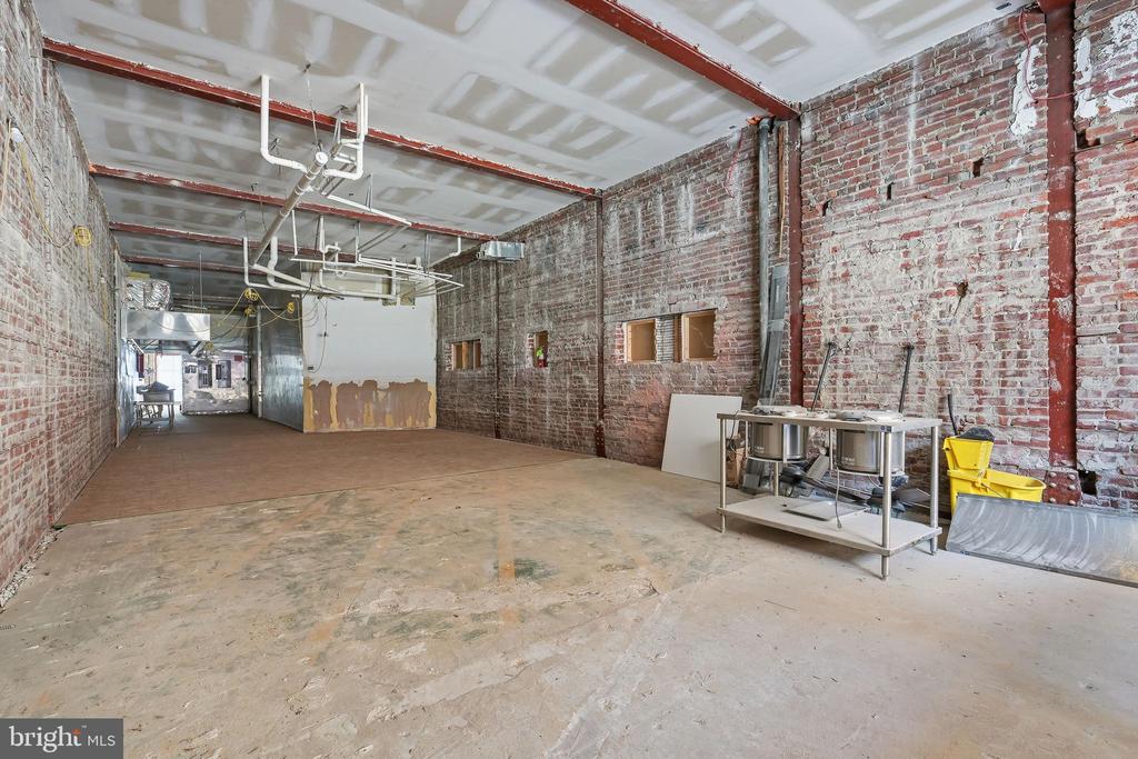 833 N MARKET STREET