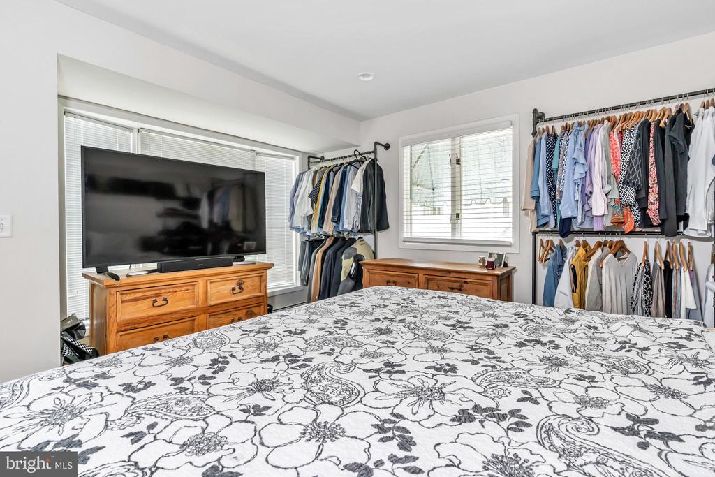 2454 W 16TH STREET