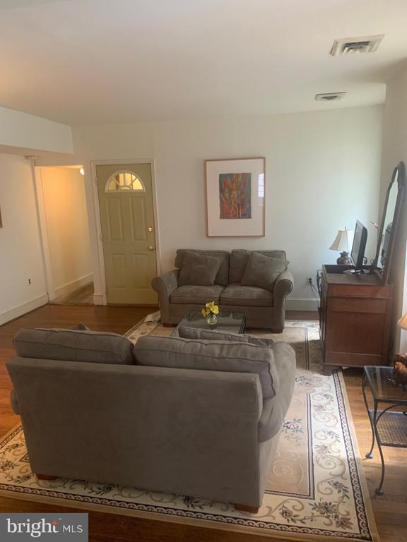 817 N JACKSON STREET Unit: 2