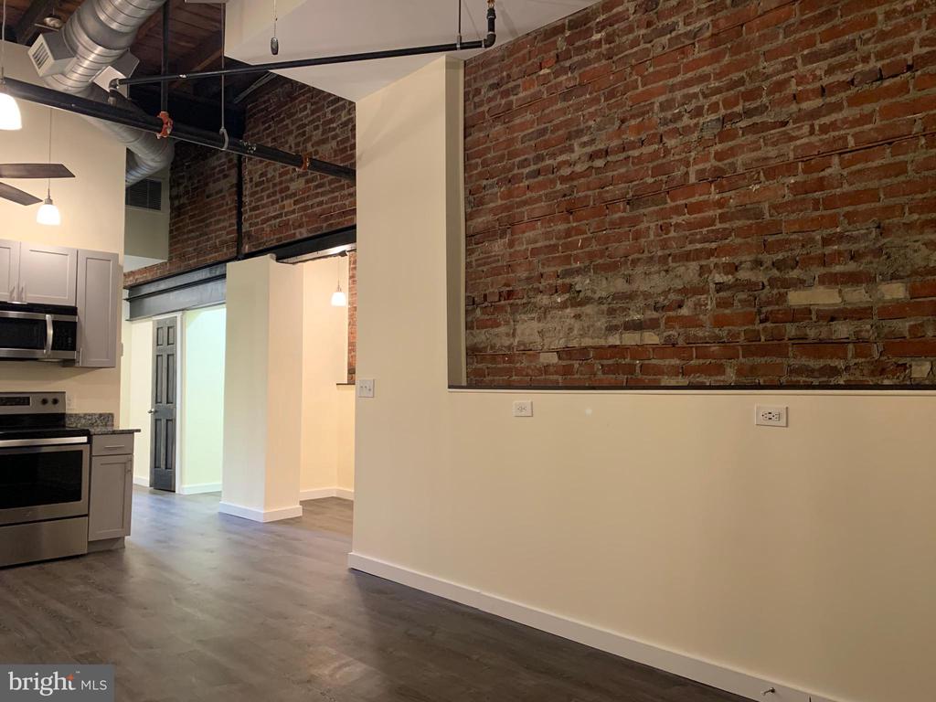 833 N MARKET STREET Unit: 302