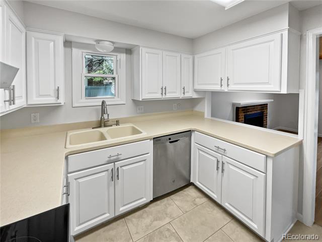 2833 S Lansing Way