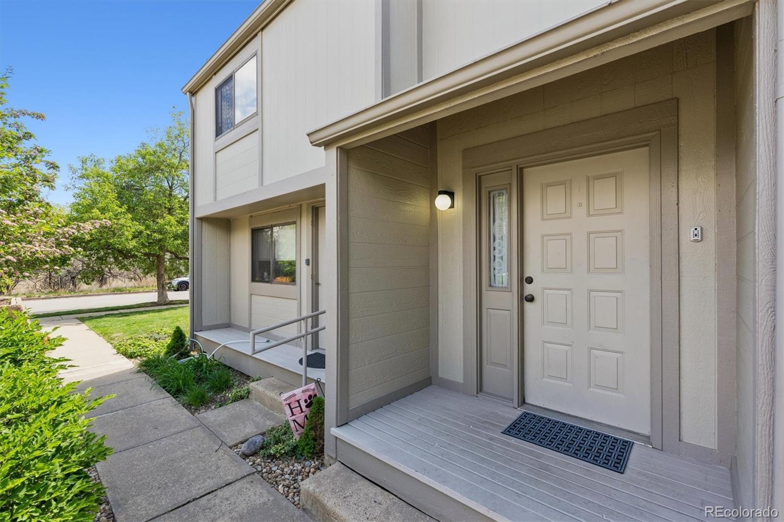 1039 E Moorhead Circle
