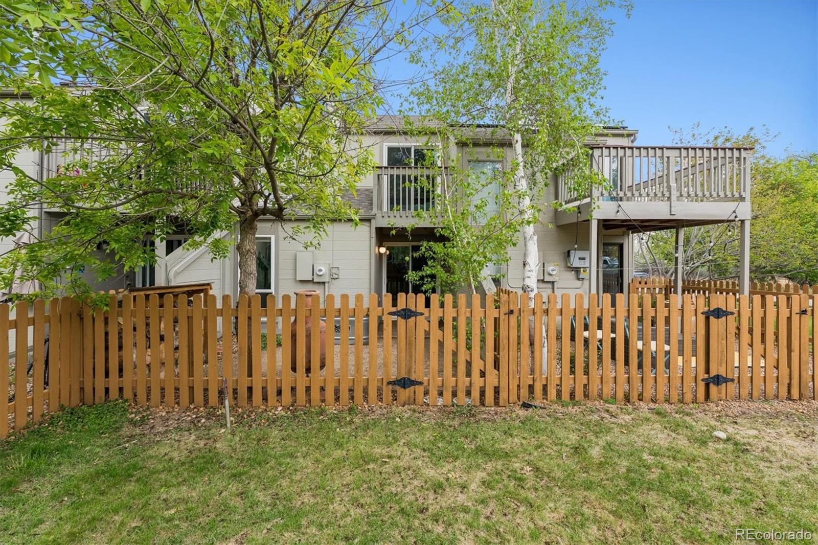 1039 E Moorhead Circle