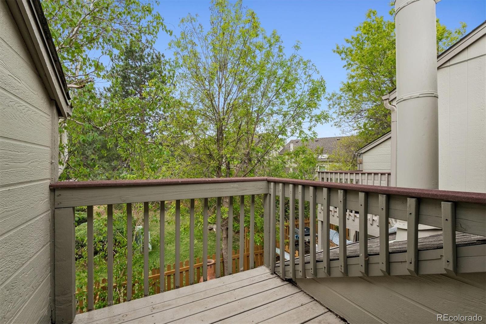 1039 E Moorhead Circle