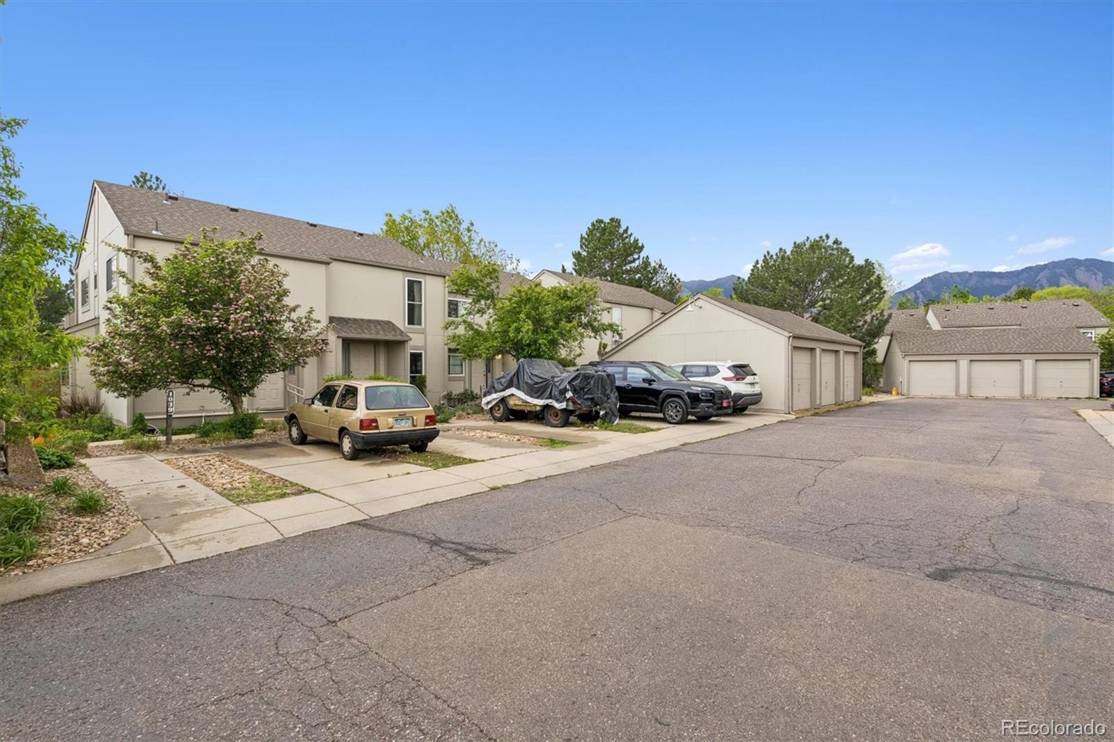 1039 E Moorhead Circle