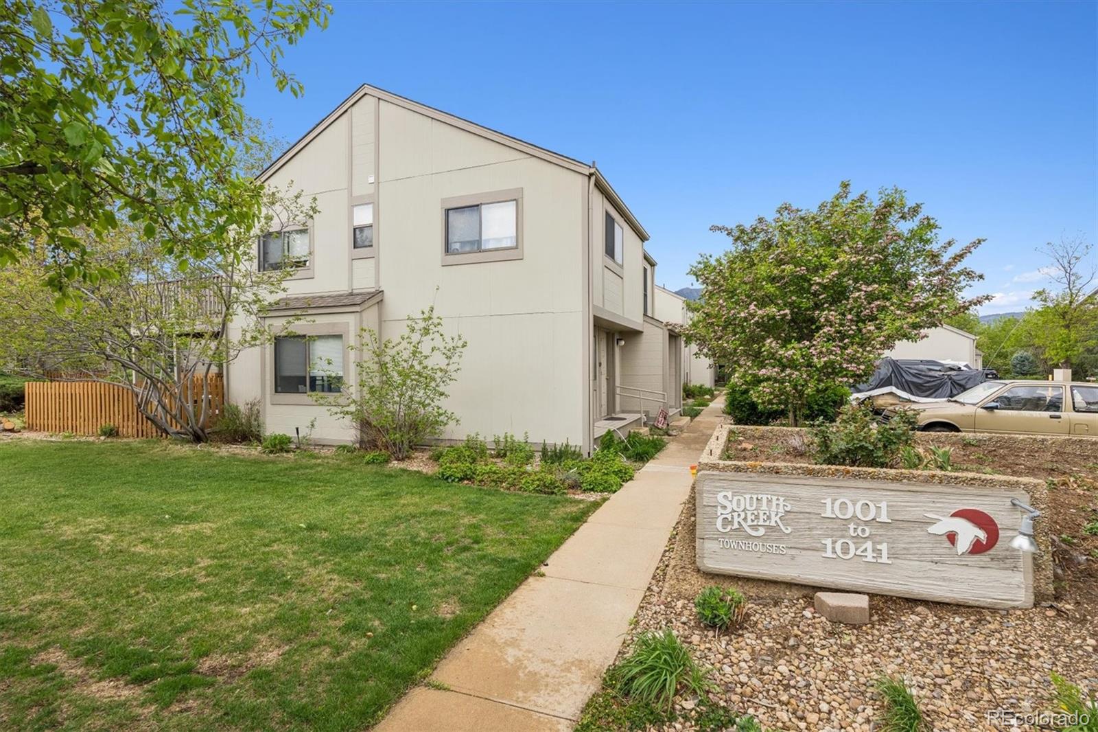 1039 E Moorhead Circle