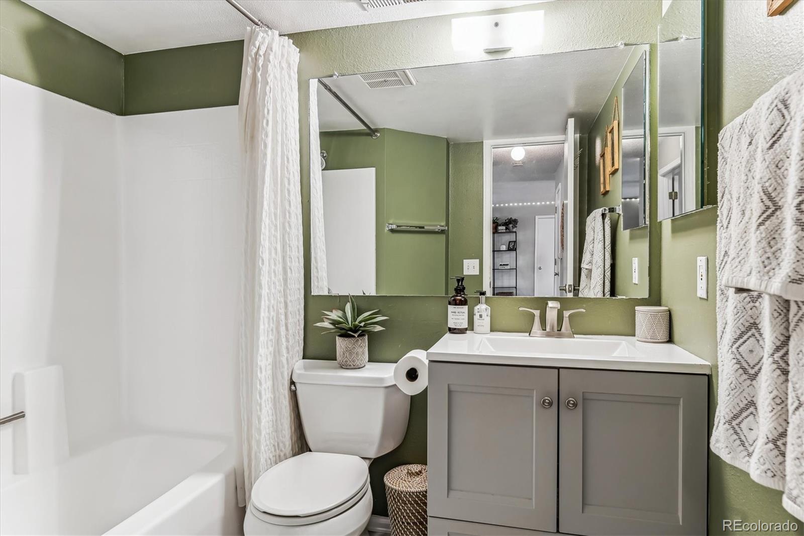 4206 S Eldridge Street Unit: 207