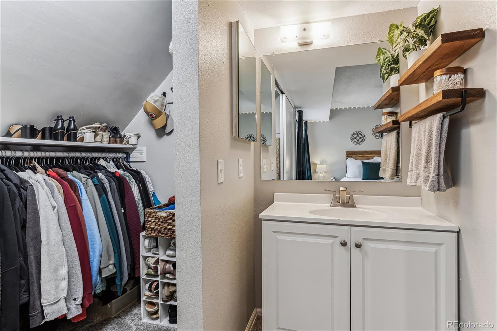 4206 S Eldridge Street Unit: 207