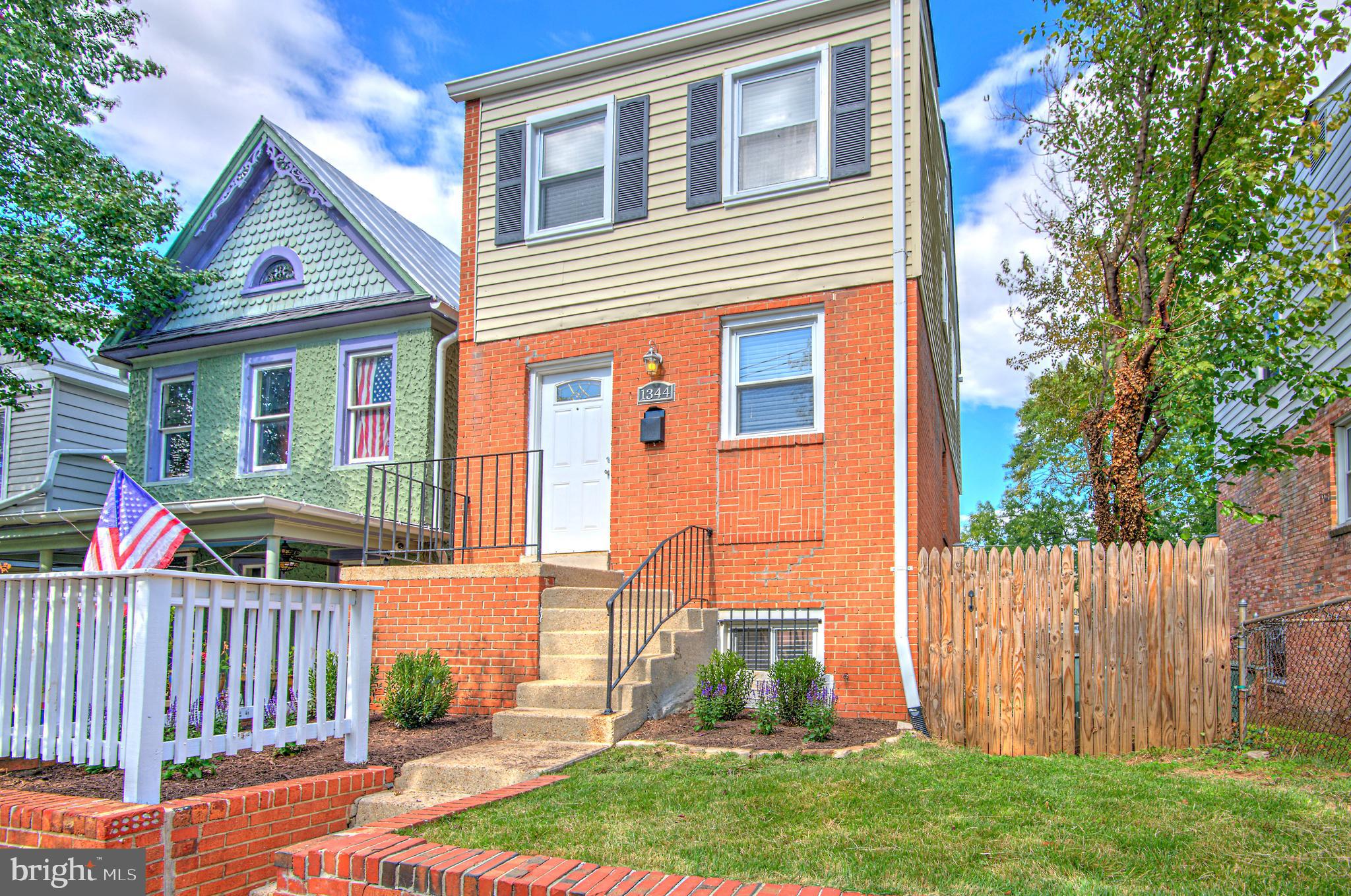 1344 VALLEY PLACE SE