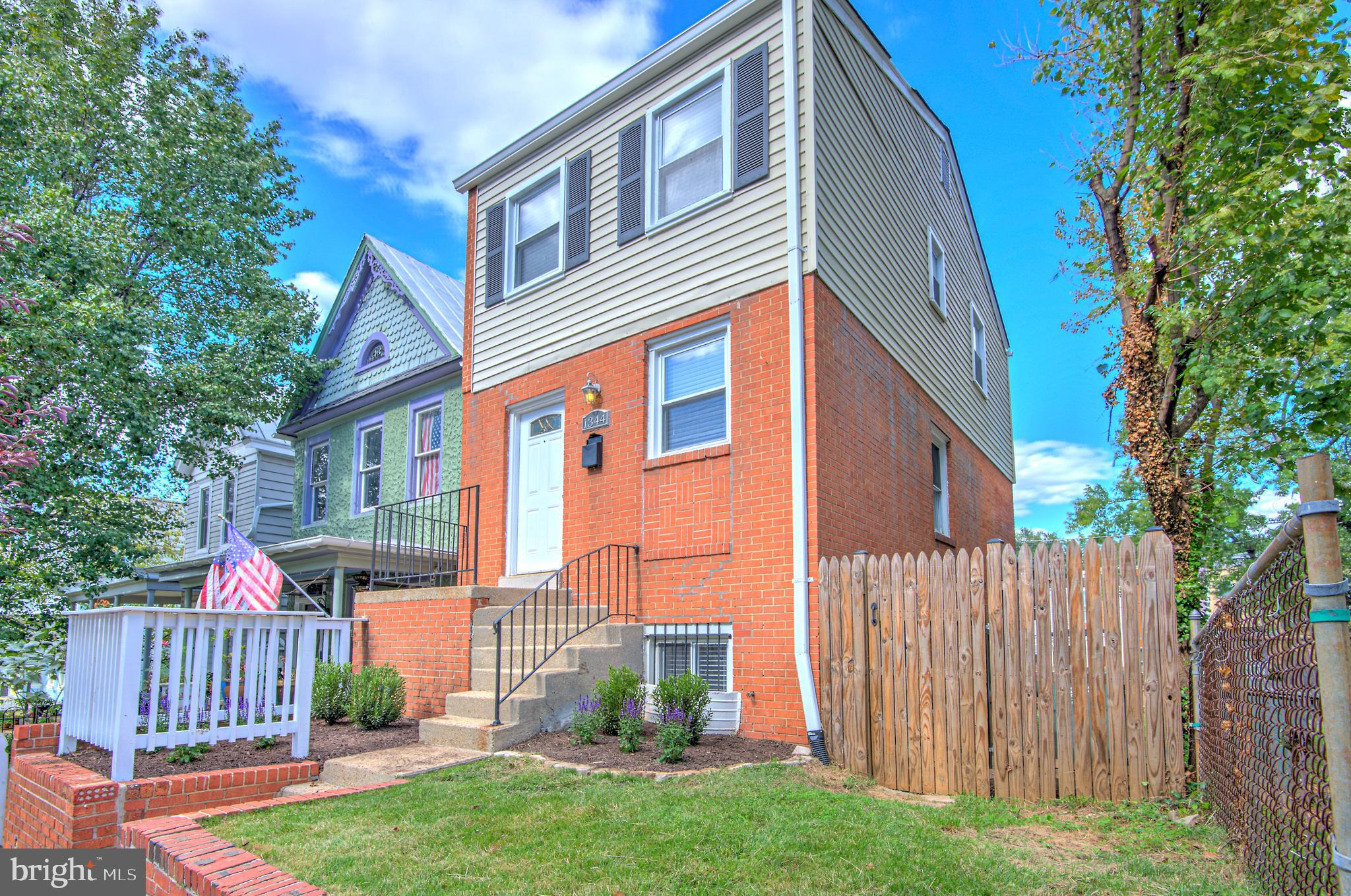 1344 VALLEY PLACE SE