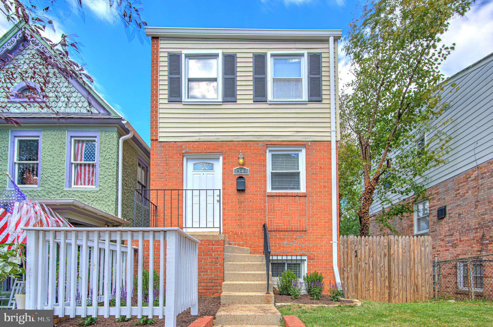 1344 VALLEY PLACE SE