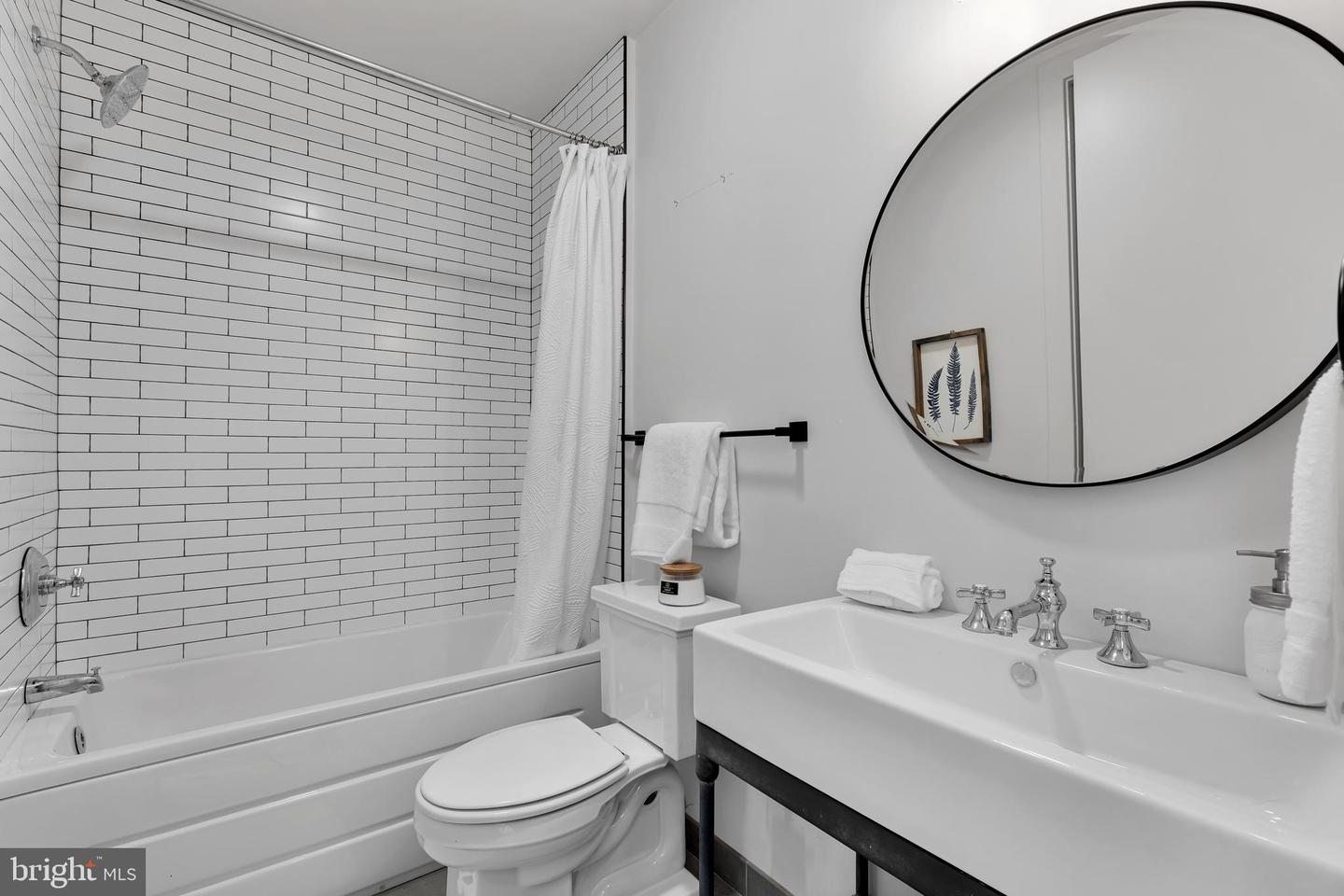 774 Girard STREET NW Unit: 4W