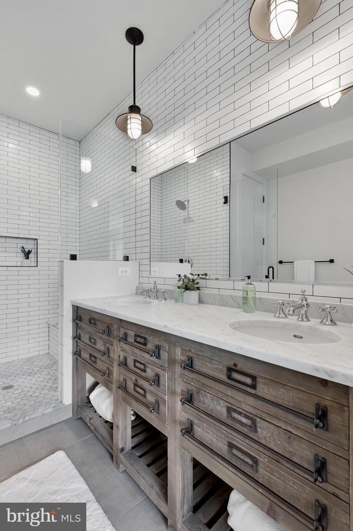 774 Girard STREET NW Unit: 4W