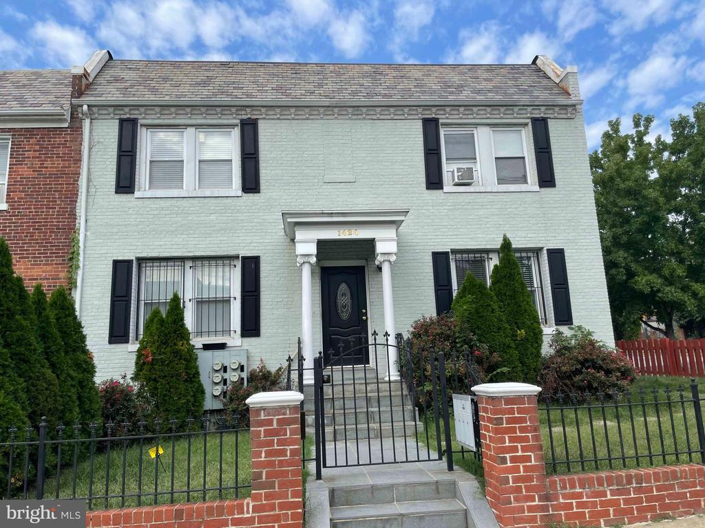 1424 HOLBROOK ST NE #102