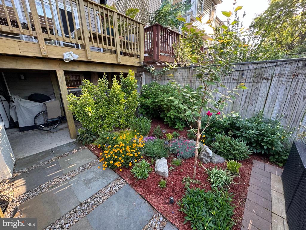 728 Farragut St NW