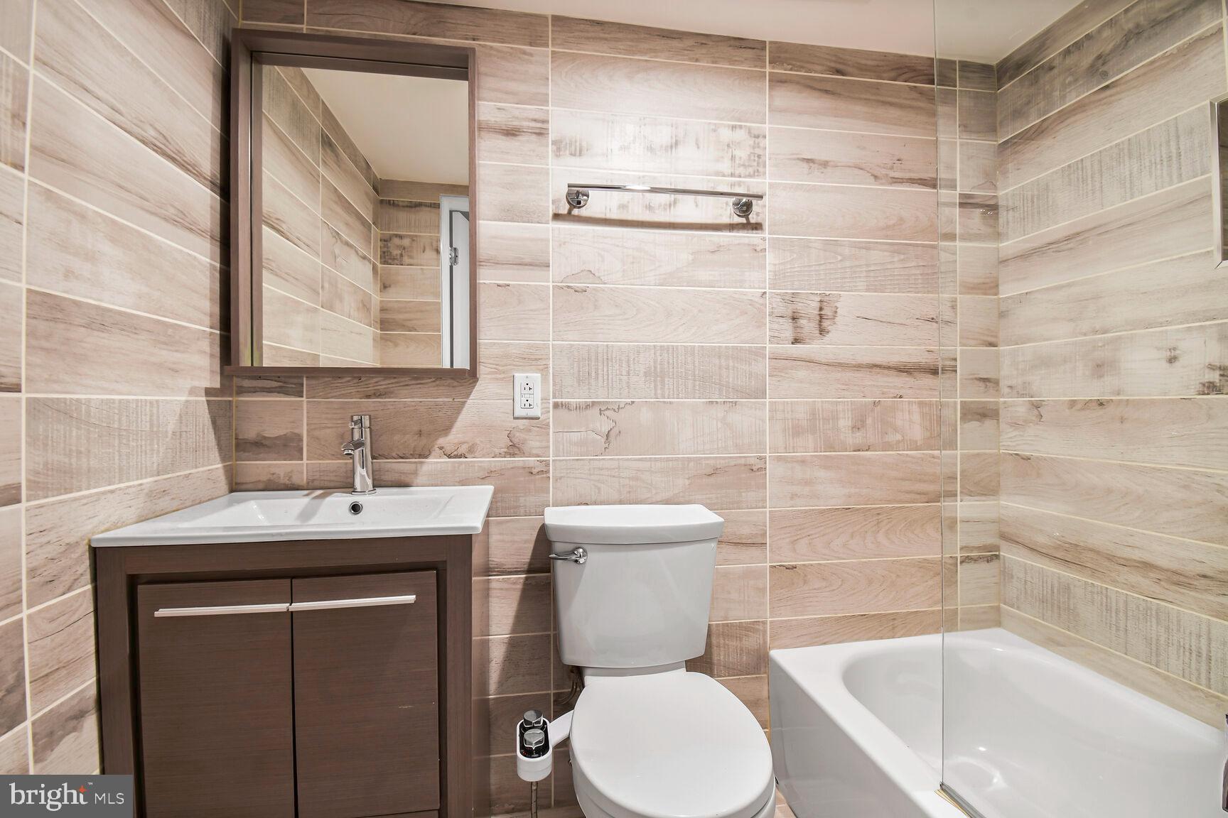 24 RHODE ISLAND AVE NE #A