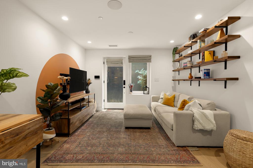 4013 DAVIS PLACE NW Unit: 1