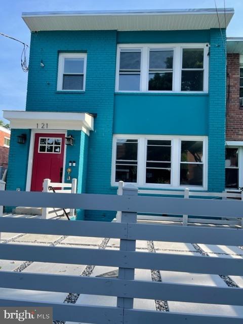 121 VICTOR STREET NE