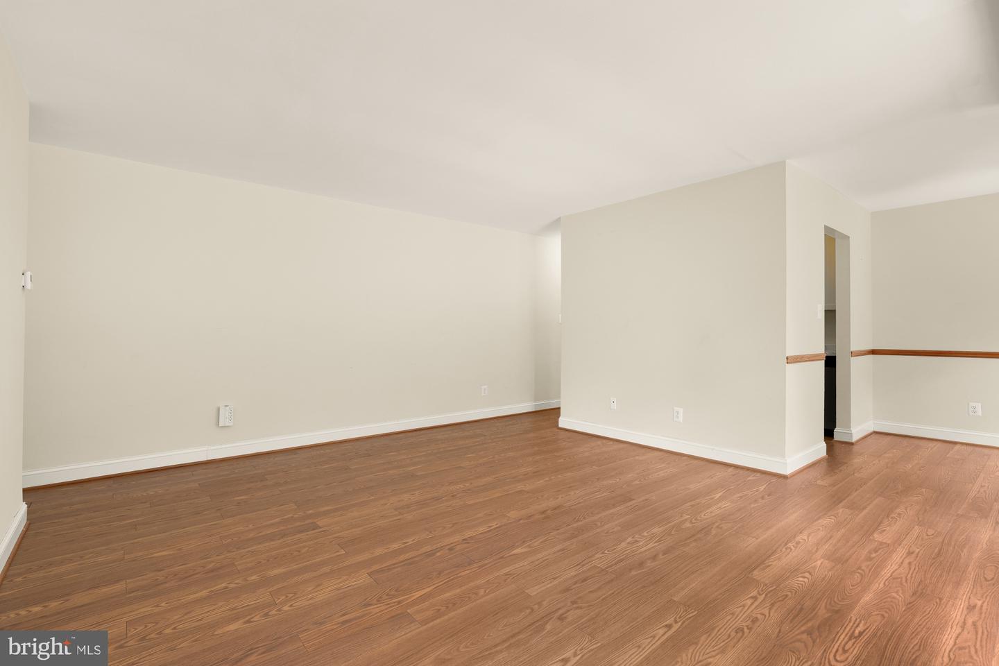 3975 Lyndhurst Dr #103