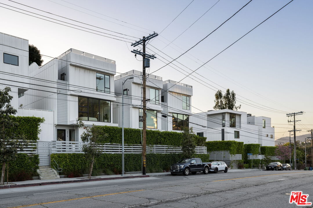 2215 Glendale Blvd