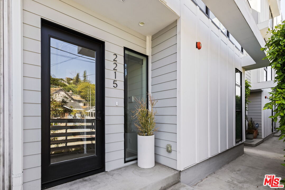 2215 Glendale Blvd