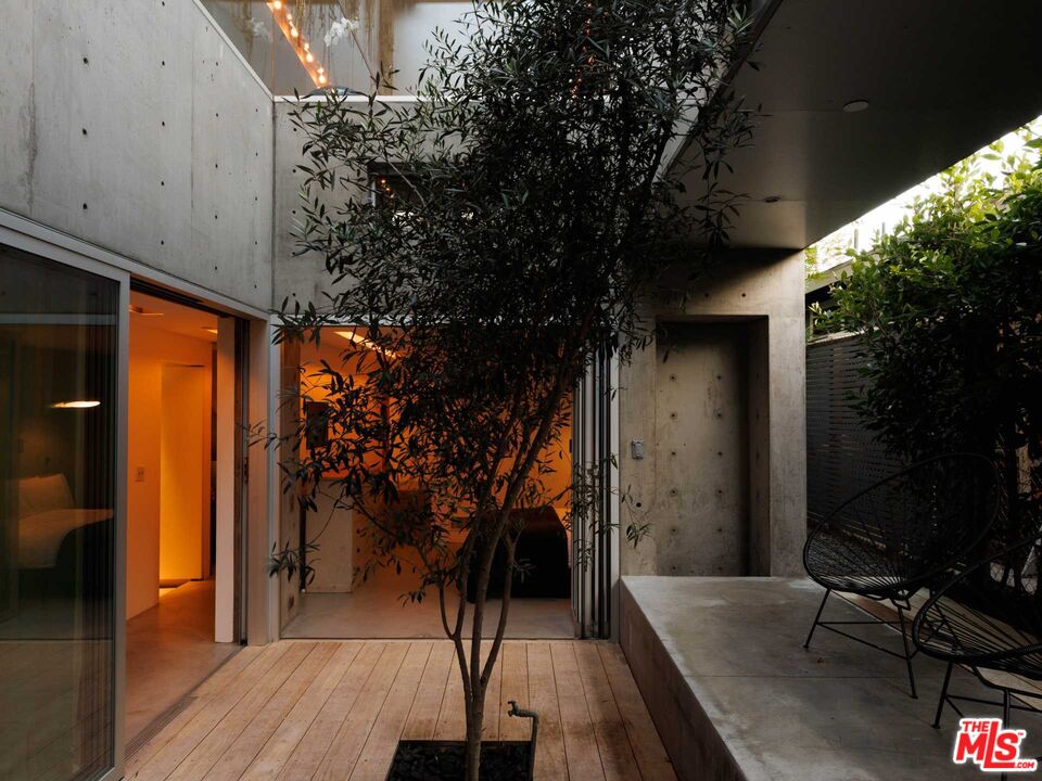 21 27th Ave