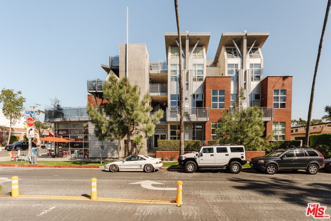 1912 Broadway Unit: 207