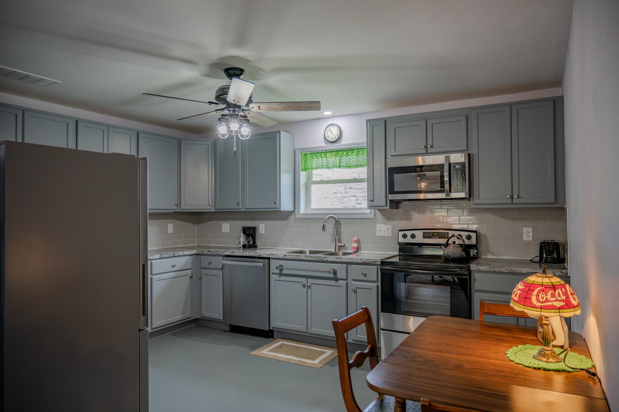 119 W Hall Street