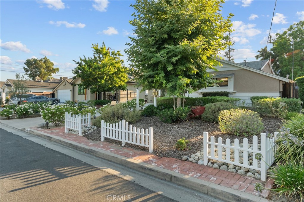 10827 Yarmouth Avenue