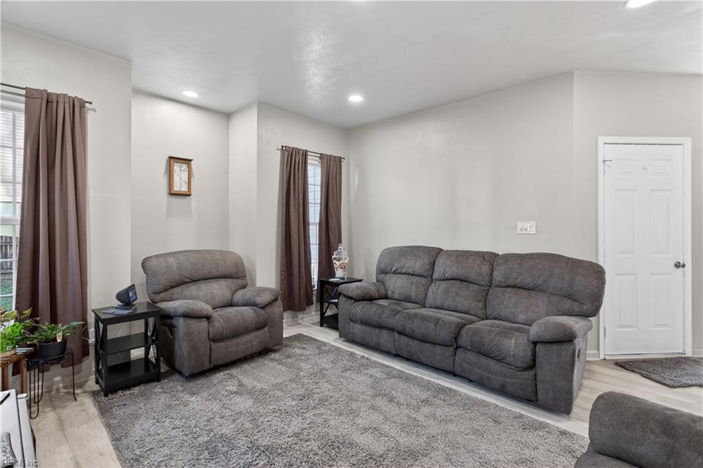 6812 Burbage Lake CIR