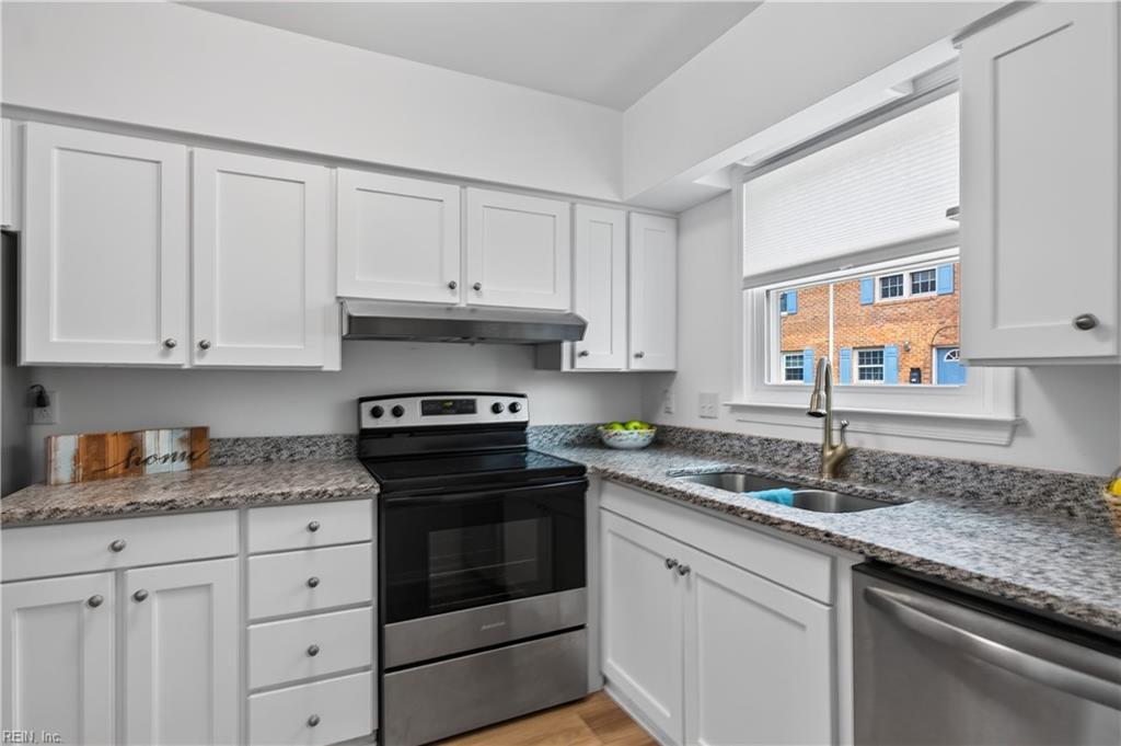 435 Barberton DR