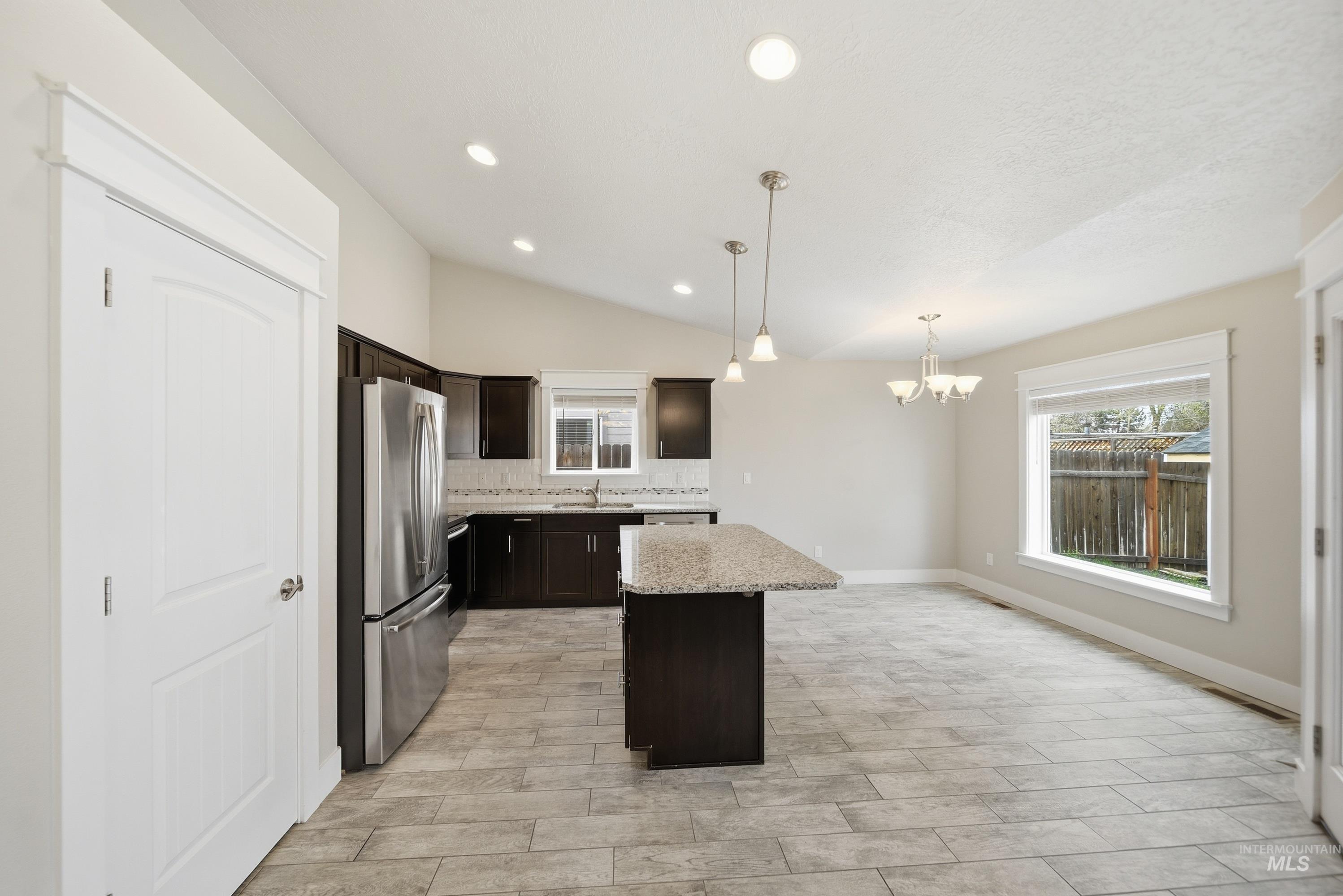 9522 W Woodland Dr