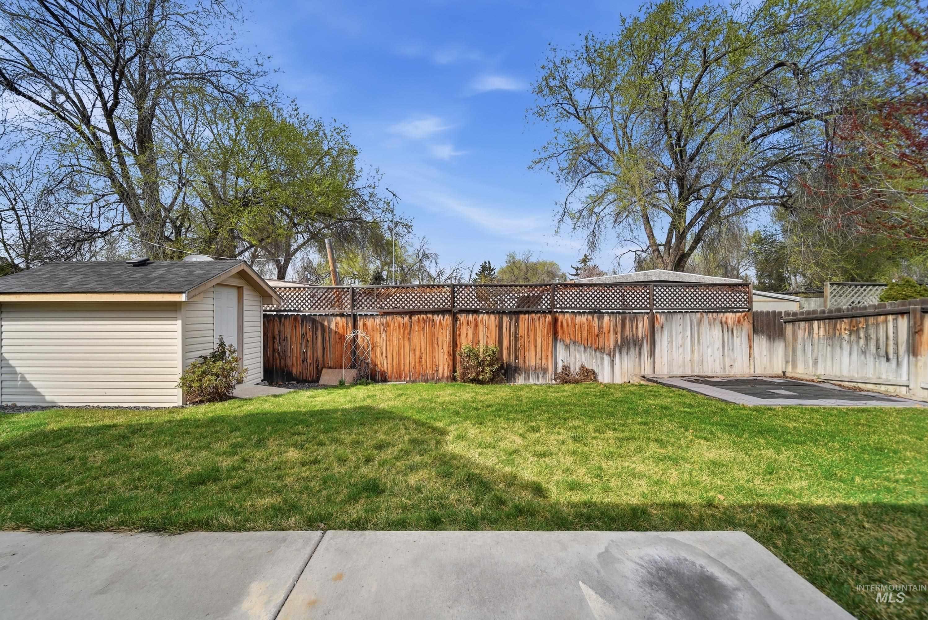 9522 W Woodland Dr