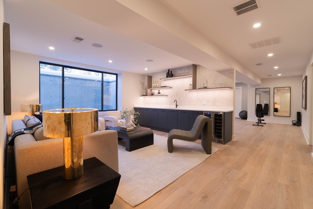 25 White Ave