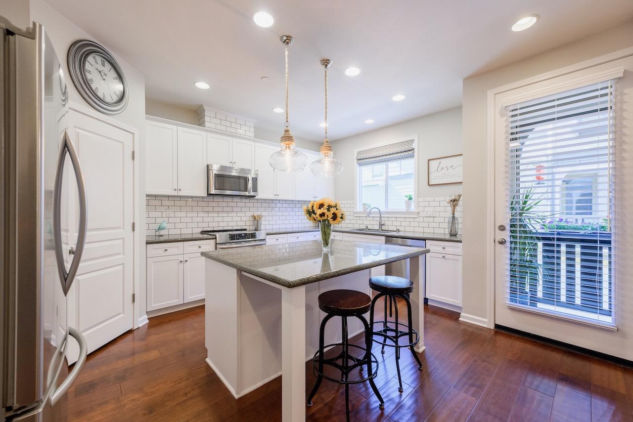 237 Bluebonnet LN 302