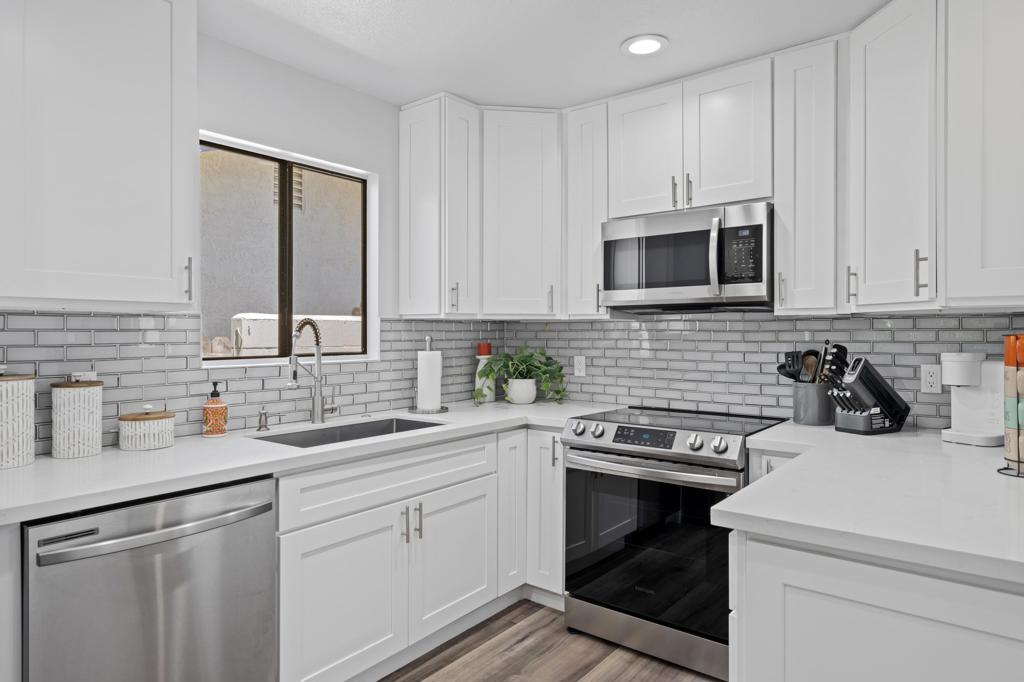 54235 Avenida Velasco