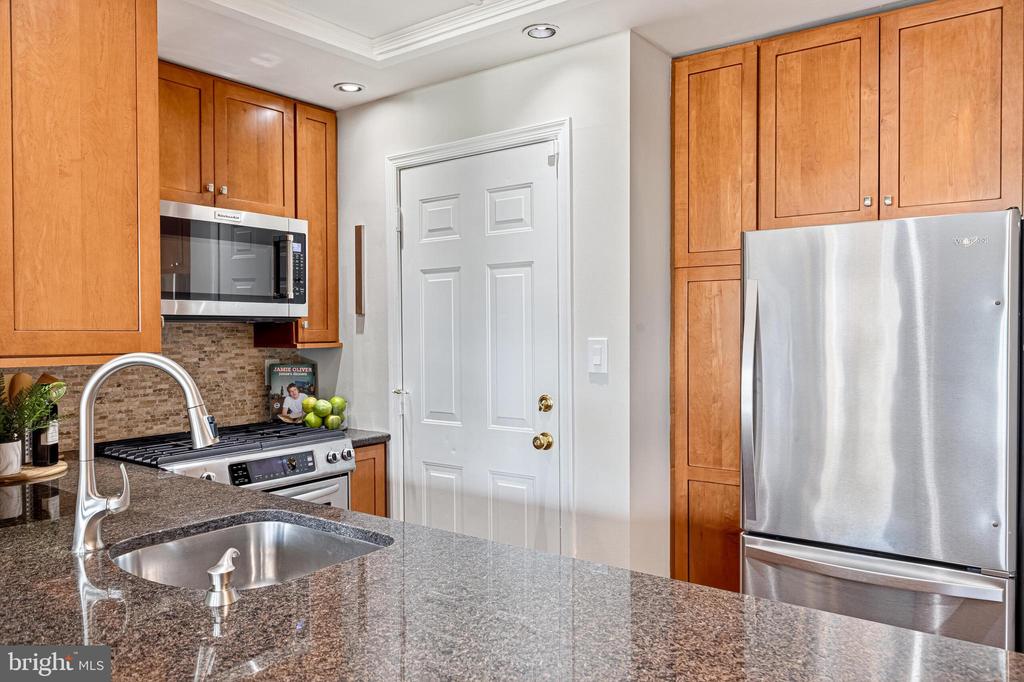 2407 20TH STREET NW Unit: 1096
