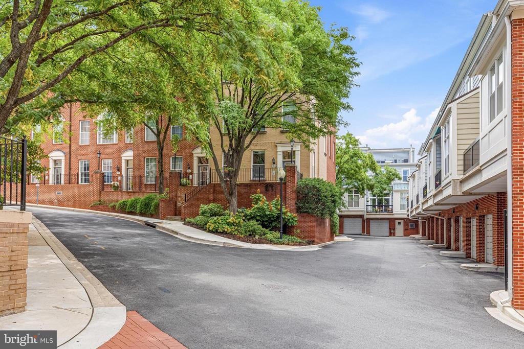 2407 20TH STREET NW Unit: 1096