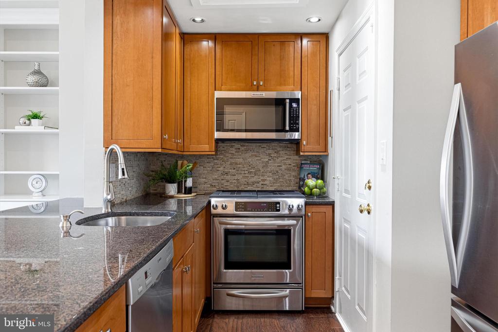 2407 20TH STREET NW Unit: 1096