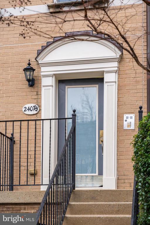 2407 20TH STREET NW Unit: 1096