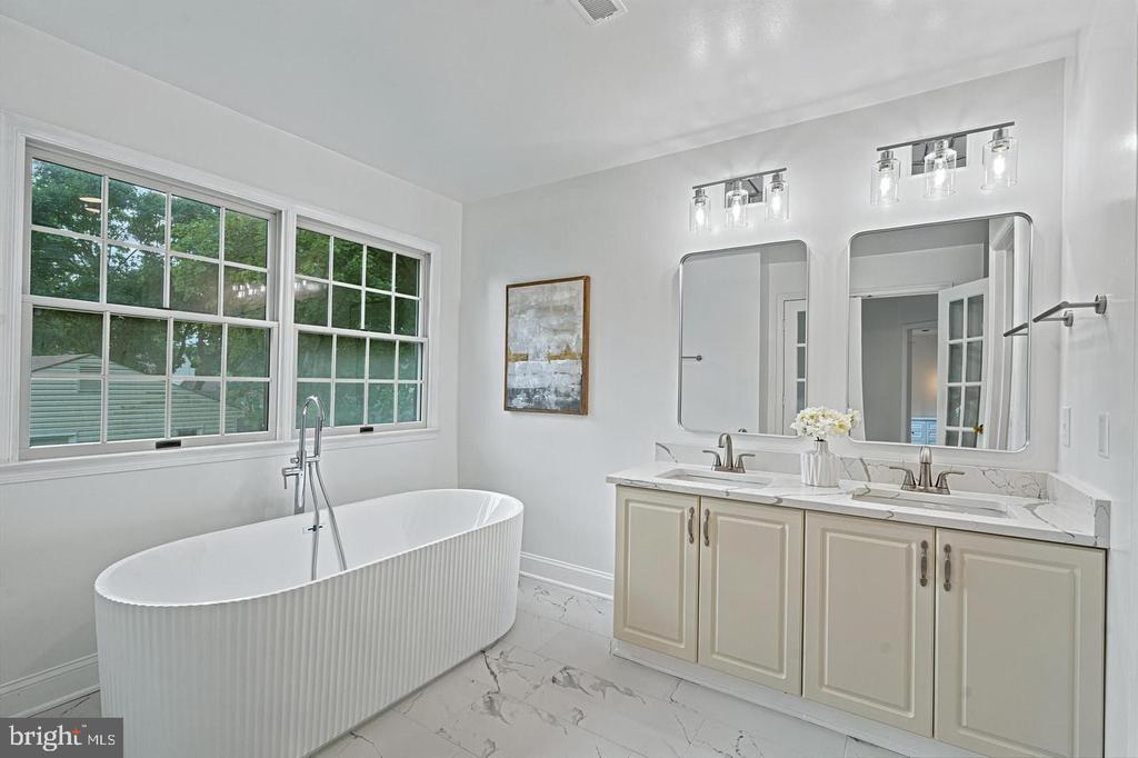 3009 WINDY KNOLL COURT
