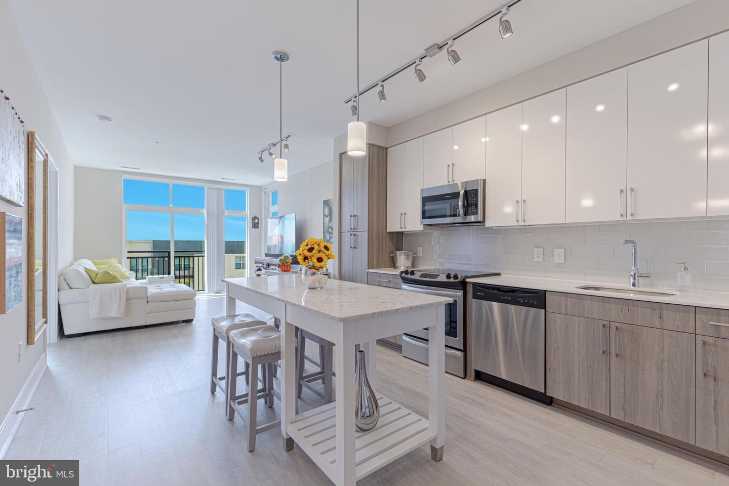 145 RIVERHAVEN DRIVE Unit: 537
