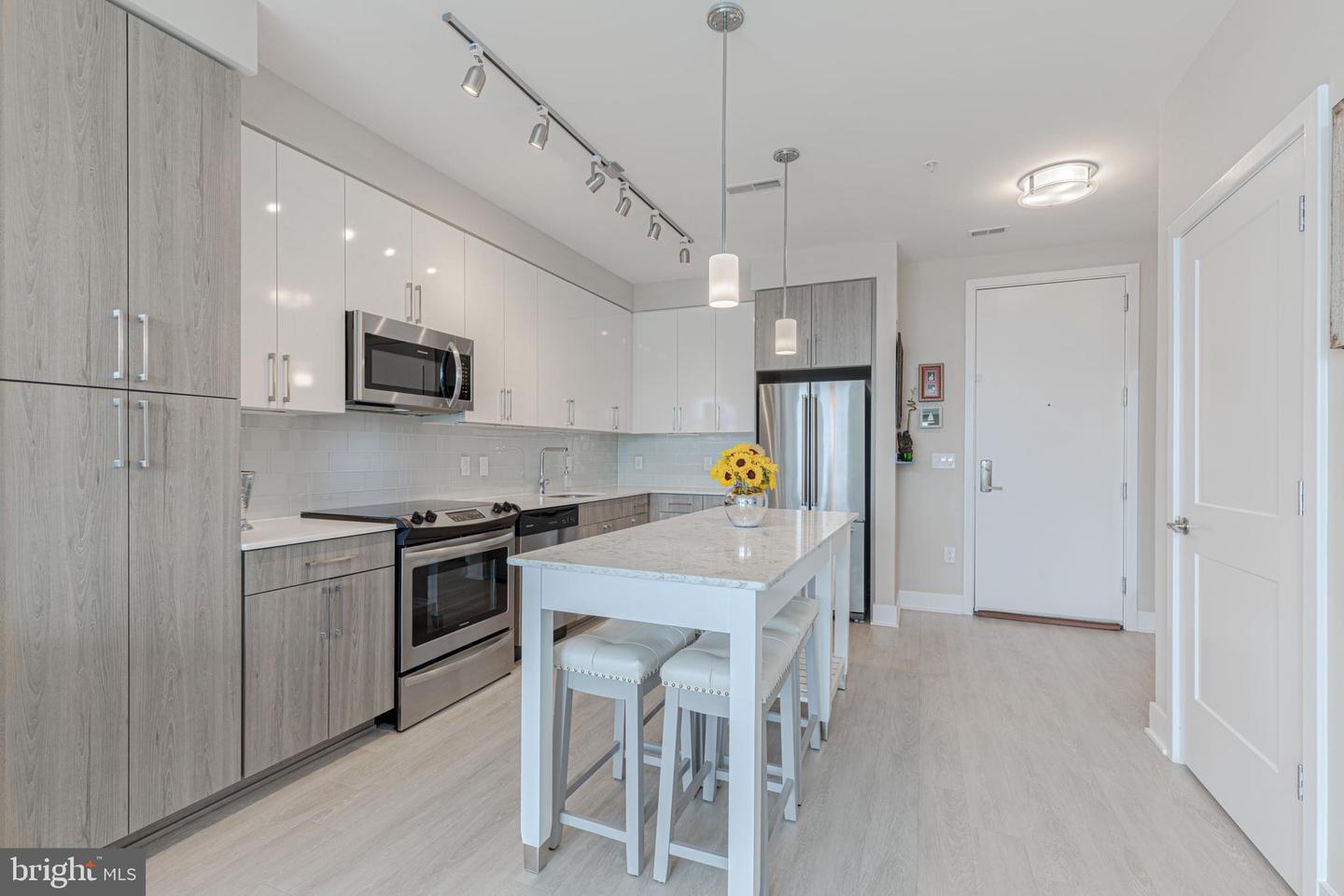 145 RIVERHAVEN DRIVE Unit: 537