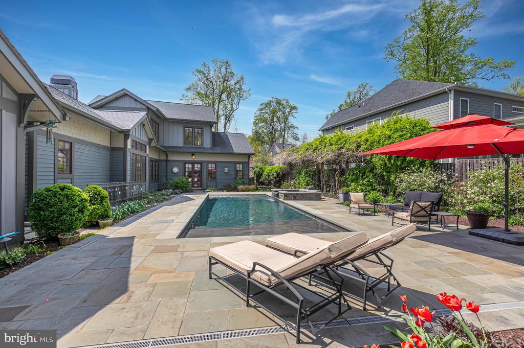 608 Timber Ln